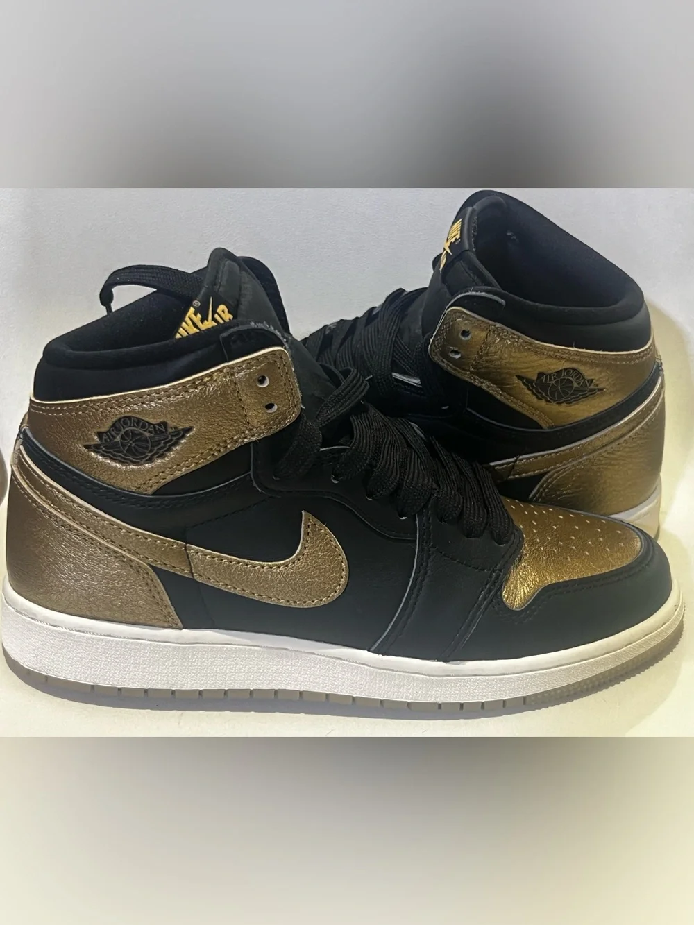 Nike Air Jordan 1 Mid - Black/Gold